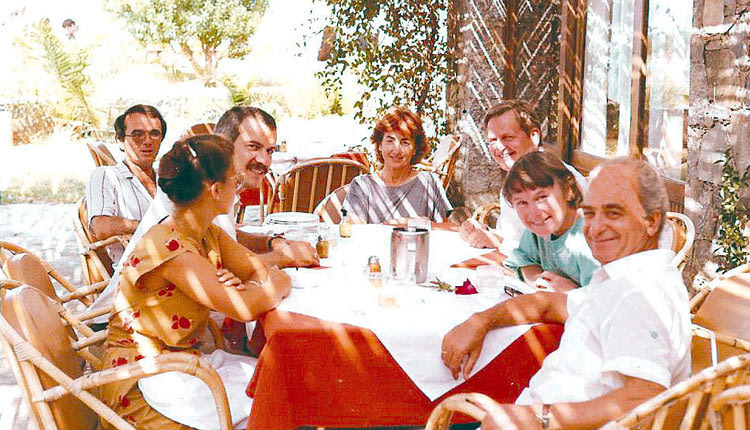 Τα ζεύγη Πάλμε και Παπαγεωργίου με φιλική παρέα στην αυλή του ξενοδοχείου το καλοκαίρι του 1983