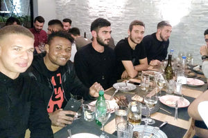 Ο Μπρους (2ος από αριστερά) στο τραπέζι του Εργοτέλη