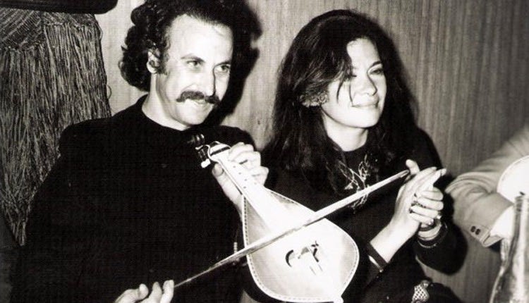 Νίκος Ξυλούρης:  Στο σπίτι της Τζένης Καρέζη και του Κώστα Καζάκου. “Ο Νίκος ήταν από τα πιο αγνά πλάσματα που έχω συναντήσει. Όσο καθάρια και όσο συγκλονιστική ήταν η φωνή του, άλλο τόσο ήταν και στη ζωή του γνήσιος και καθαρός” έλεγε η Τζένη για τον φίλο της Νίκο