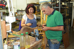 Στο εργαστήρι του μουσικού Αλέκου Καλεμάκη - Μοίρες