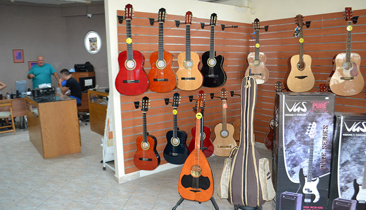 Στο εργαστήρι του μουσικού Ανδριγιαννάκη Γιάννη, μιλάει στη μικρή Βουλή... του ραδιοφώνου.