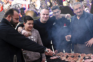 Τήρησαν το έθιμο με τσικνίσματα και μασκαρέματα