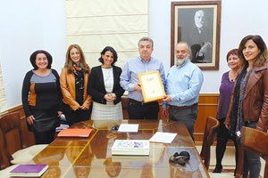 Ο περιφερειάρχης Κρήτης παρέδωσε στον περιφερειακό διευθυντή Εκπαίδευσης Κρήτης τον φάκελο με όλο το υλικό του προγράμματος