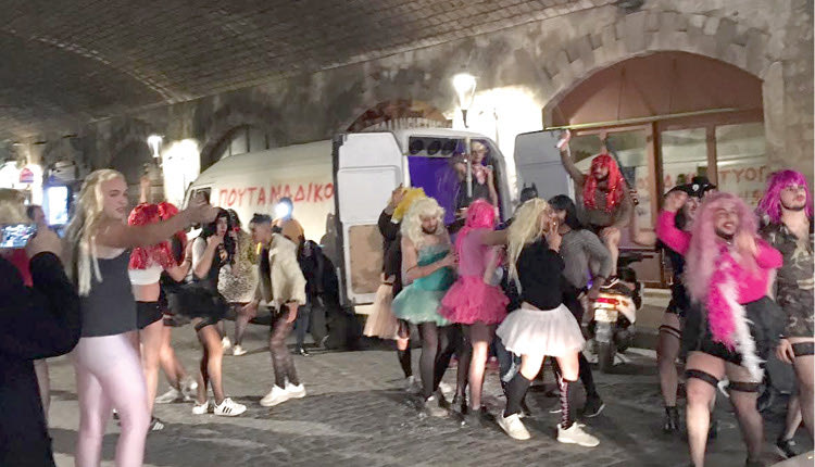 Οι μασκαράδες που έκοψαν την κυκλοφορία