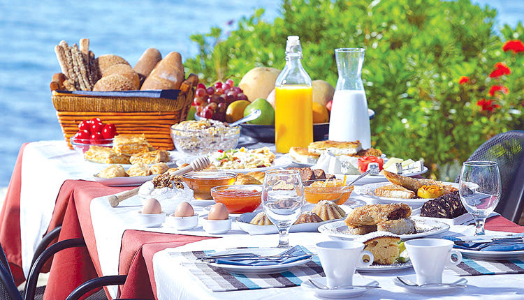 Ελληνικό πρωινό με παραδοσιακά προϊόντα