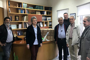 Ζευγάρι Γάλλων φιλελλήνων προσέφερε μια μεγάλη κούτα με φαρμακευτικό υλικό και φάρμακα στον Δήμο Μαλεβιζίου