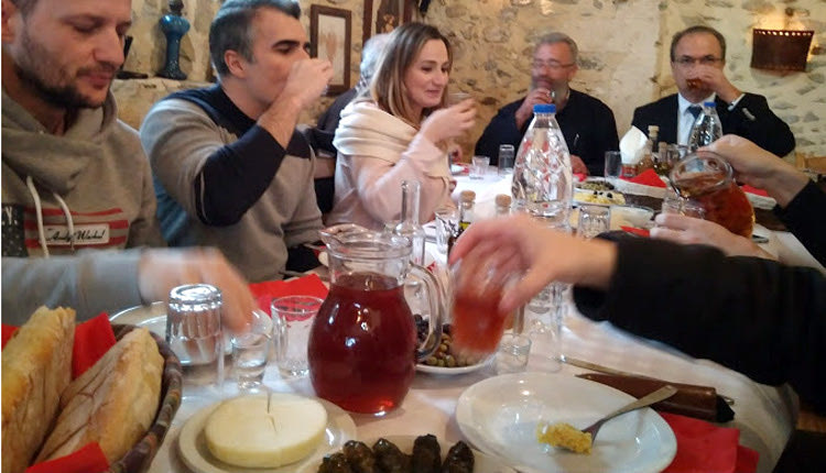 Παραδοσιακό τραπέζι από τον Πολιτιστικό Σύλλογο Πηγής 