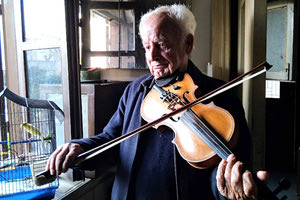 ΣΥΝΤΡΟΦΙΑ:  Μ’ ένα βιολί κι ένα καναρίνι