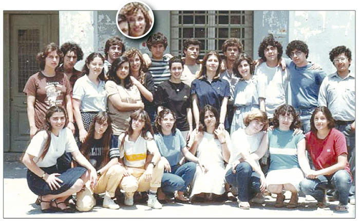 Η κ. Παναγιωτάκη στο Καπετανάκειο, το 1982, λίγο πριν οι μαθητές αναχωρήσουν για την εκδρομή