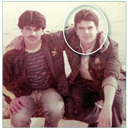 Στο λιμάνι Ηγουμενίτσας με τον φίλο του, τον Παντελή. Ο κ. Σταμέλος είναι δεξιά