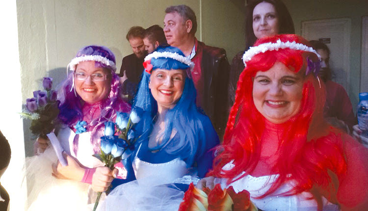 οι καλεσμένοι του παραδοσιακού κρητικού γάμου, του εθίμου που αναβίωσε την Τσικνοπέμπτη στην Αγία Μαρίνα στο Τσαλικάκι. 