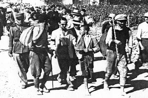 Καστέλλι Πεδιάδος 1943. Κάτοικοι της ευρύτερης περιοχής οδηγούνται σε καταναγκαστική εργασία