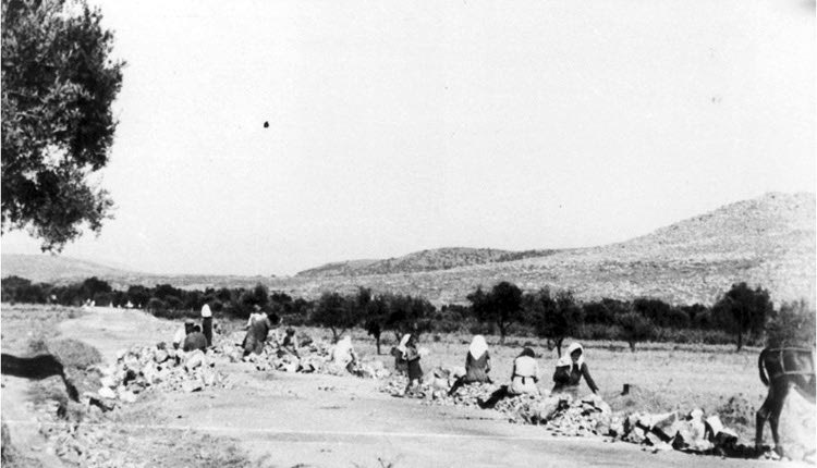 Καστέλλι 1943. Γυναίκες σπάζουν πέτρες κάνοντάς τις χαλίκια, σε καταναγκαστική εργασία 