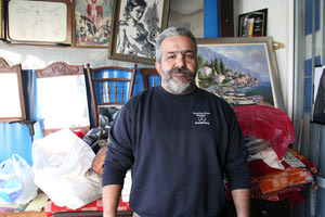 Μικρούς θησαυρούς ανακαλύπτει στα σκουπίδια ο κ. Χατζηδάκης