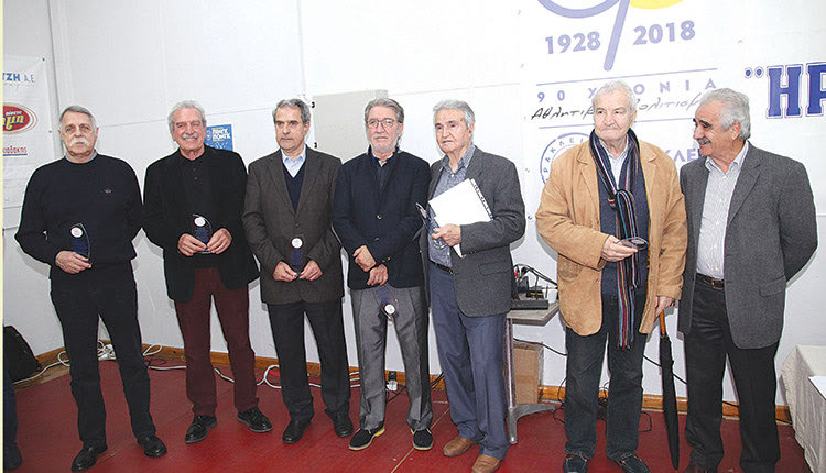  O κ. Κουκιαδάκης βράβευσε παίκτες της πρώτης ομάδας μπάσκετ του “Ηράκλειο”