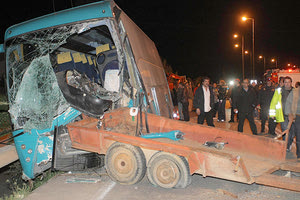 Η πρόσκρουση του τρέιλερ στο λεωφορείο στοίχισε τη ζωή του οδηγού του λεωφορείου