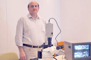 Ο τεχνολόγος εφαρμογών στο ΙΜΒΒ-ΙΤΕ κ. Γιάννης Λειβαδάρας