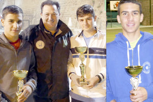 Μπόγρης και Σταμούλος που ήρθαν πρώτοι στα διπλά Κ-16 μαζί με τον κ. Μπόγρη. Δεξιά, ο πρώτος στους 16άρηδες Βολτυράκης