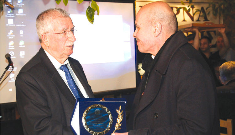 Οι βραβεύσεις της ΕΠΣΗ ξεκίνησαν από τον «πατριάρχη» της κρητικής δημοσιογραφίας και επί σειρά δεκαετιών προϊστάμενο της αθλητικής «Π», Σώτο Παιδάκη