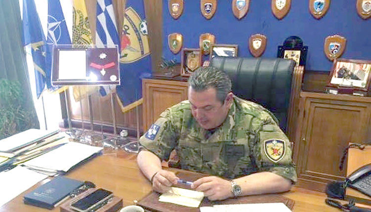 O υπουργός Άμυνας  φοράει ό,τι στολή θέλει;