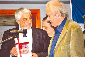 Ο πρόεδρος της ΠΟΚΣ κ. Πατεράκης προσφέρει στον πρόεδρο της ΑΝΕΚ κ. Γ. Κατσανεβάκη ένα βιβλίο για τη Μακεδονία