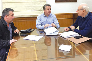 ο περιφερειάρχης Σταύρος Αρναουτάκης με τους δημάρχους Βιάννου Παύλο Μπαριτάκη και Ανωγείων Μανόλη Καλλέργη.