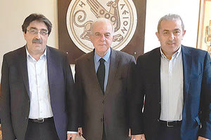 Σύσκεψη για το αεροδρόμιο: ο Διοικητής της Υ.Π.Α. κ. Λυτζεράκος και ο βουλευτής ΣΥΡΙΖΑ Σωκράτης Βαρδάκης, με τη συμμετοχή του Αερολιμενάρχη Ηρακλείου