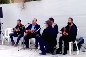 Μανόλης Κοκοσάλης το έχει με το μαντολίνο Και δεν έχασε την ευκαιρία ο δήμαρχος Αρχανών Αστερουσίων στα Κούλουμα που γιορτάστηκαν στους Αστρακούς να παίξει μαζί με τους καλλιτέχνες!