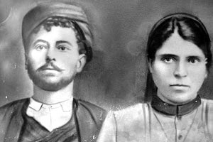 Ο Γεώργιος Πλουμάκης και η Ειρήνη Καπαρουνάκη από το χωριό Θραψανό Πεδιάδος. Γονείς των τραγικών παλικαριών Μιχάλη, Μανόλη και Νίκου