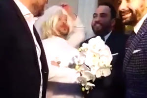 Στα σκαλιά της εκκλησίας τον περίμενε έκπληξη