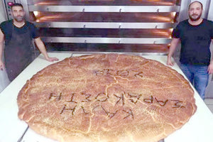 Την καθιερωμένη λαγάνα-γίγαντα που φτιάχνει για 20η συνεχή χρονιά παρουσίασε και φέτος φούρναρης στην οδό Σελίνου στη Νέα Χώρα Χανίων.