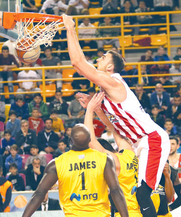 Ο Μιλουτίνοφ σε ένα θεαματικό κάρφωμα στον τελικό μπάσκετ στο Ηράκλειο