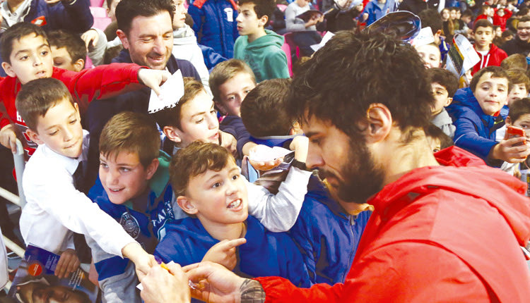 Δεκάδες αυτόγραφα υπέγραψε ο Πρίντεζης