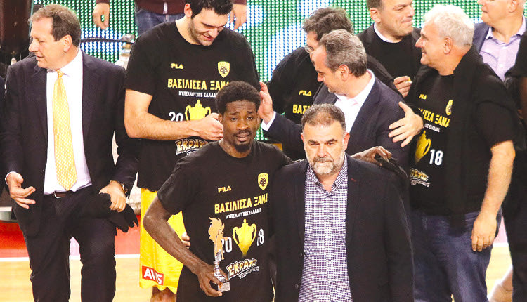 Ο κ. Μαρκάκης  βράβευσε  τον MVP Χάρις