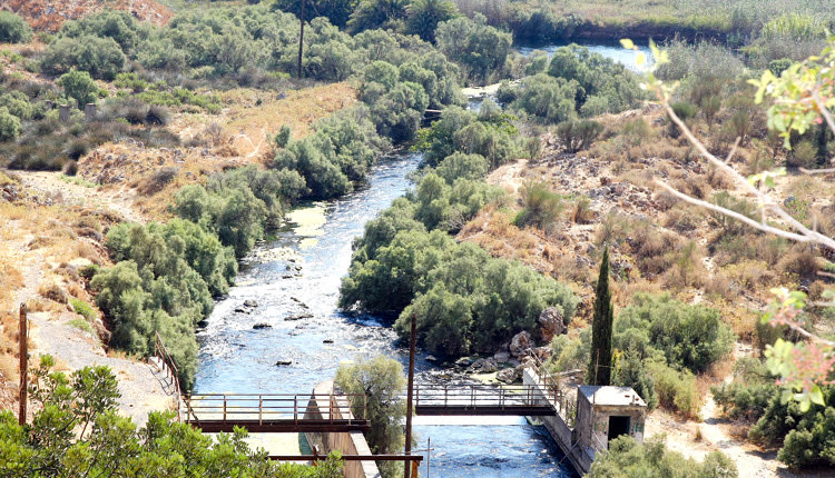 Ενώ βρισκόμαστε στην καρδιά του χειμώνα, τα επίπεδα του νερού στον Αλμυρό θυμίζουν καλοκαίρι.