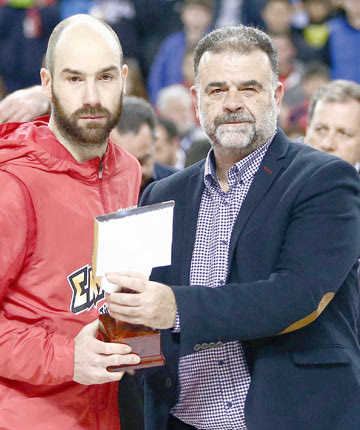  ο Μπάμπης Μαρκάκης, ο πρόεδρος της ΕΚΑΣΚ με τον Σπανούλη