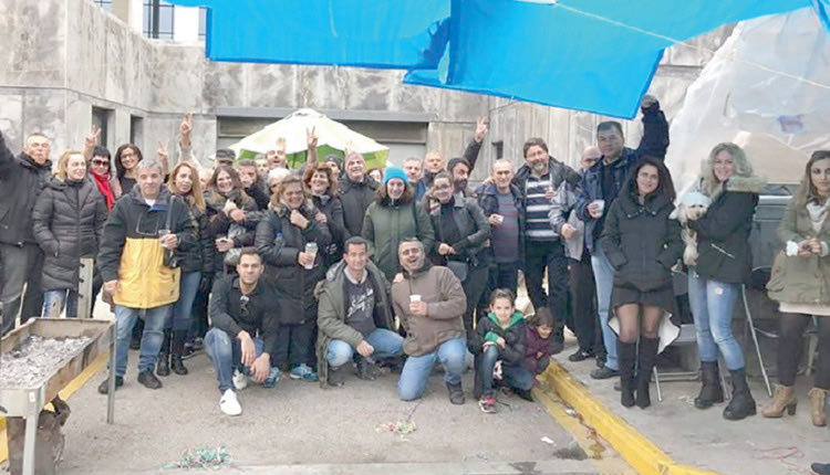 οι εργαζόμενοι του MEGA την κινητοποίησή τους έξω από τα γραφεία της Μotor Oil στο Μαρούσι