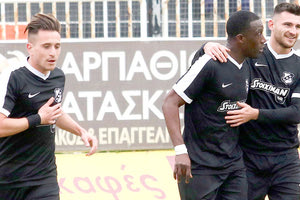 Οι παίκτες του ΟΦΗ πανηγύριζουν