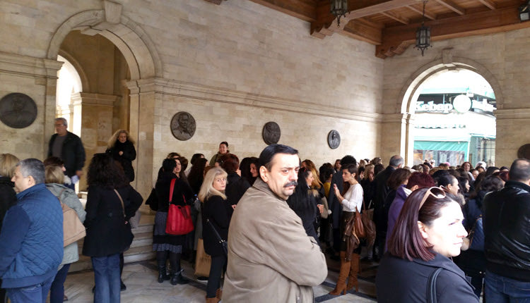  παιδικοί σταθμοί του Δήμου Ηρακλείου: οι εργαζόμενοι βρέθηκαν διαμαρτυρόμενοι έξω από τη Λότζια, για να εκφράσουν τη σφοδρή αντίδρασή τους στην ενεργοποίηση του νέου νόμου που προβλέπει την ένταξη όλων των παιδιών από τεσσάρων ετών στην υποχρεωτική εκπαίδευση