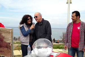 ΤΗΝ ΚΑΘΑΡΗ ΔΕΥΤΕΡΑ ΣΤΟΝ ΚΑΡΑΒΟΛΑ: Ο δήμαρχος κ. Λαμπρινός με την υπεύθυνη διαχείρισης εκδηλώσεων του Talos Plaza κα Γωγώ Σωτηρίου κατά την κλήρωση των δώρων που ξεπέρασαν τα 2.000