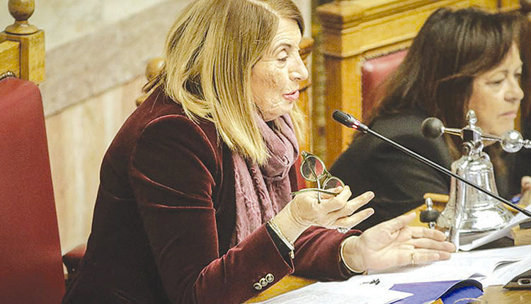  η Τασία Χριστοδουλοπούλου, βουλευτής του ΣΥΡΙΖΑ και Γ' αντιπρόεδρος της Βουλής