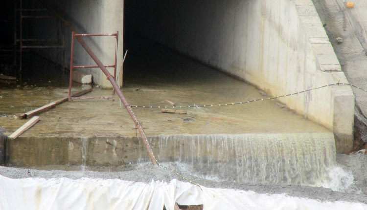 Νερό από το Χώνος  όταν εισέρχεται στο μέτωπο εισόδου της σήραγγας Οροπεδίου