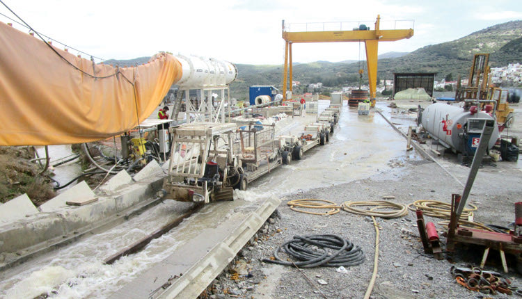 Νερό στην έξοδο της σήραγγας Οροπεδίου, μέσα στο εργοτάξιο στις Γωνιές