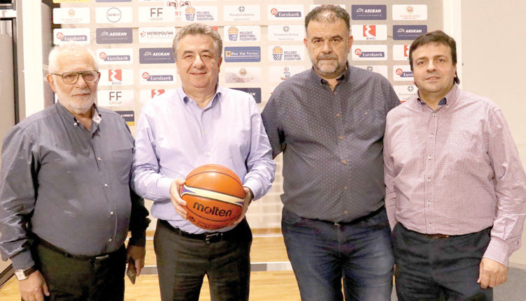 Στη φωτό οι κ.κ. Τσαγκρώνης, Αρναουτάκης, Μαρκάκης και Συριγωνάκης στην κάθοδο της Εθνικής μπάσκετ στο Ηράκλειο