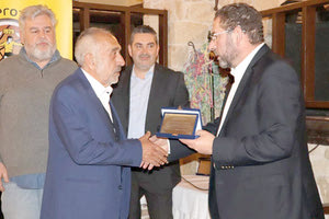 Ο κ. Βασιλειάδης παρέλαβε την τιμητική πλακέτα από τον πρόεδρο του Γ.Σ. Εργοτέλης κ. Στειακάκη