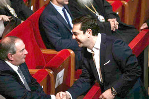 ο Αλέξης Τσίπρας το έχει με τον Καραμανλή