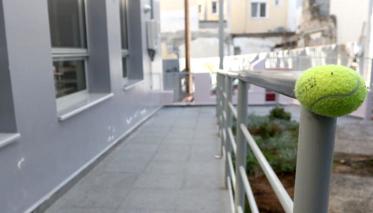 Οι ευρηματικοί εκπαιδευτικοί τοποθέτησαν ένα μπαλάκι του τένις στο αιχμηρό κάγκελο για να προλάβουν ατύχημα