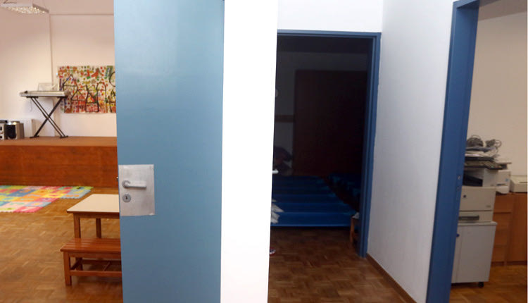 Μια πόρτα με μια μεσοτοιχία που κανείς δεν έχει καταλάβει τι εξυπηρετεί...