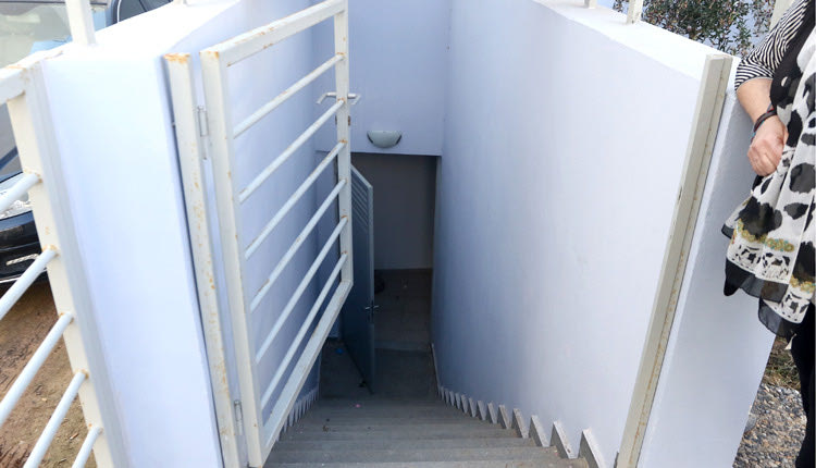 Οι υπόγειοι χώροι του σχολείου πλημμυρίζουν, αφού κανείς δεν σκέφτηκε να τοποθετήσει μια σχάρα ομβρίων