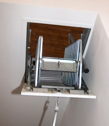 Η περίφημη σκάλα που οδηγεί στο πατάρι,  την οποία κανείς ενήλικος δεν μπορεί να ανέβει